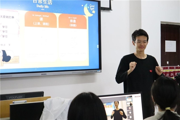 “走进聋人，了解手语”藝手协会三独达人工作室手语角