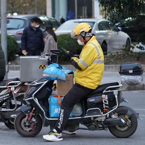 新华全媒+|订单多人手少 快递外卖行业“迎峰”保民生