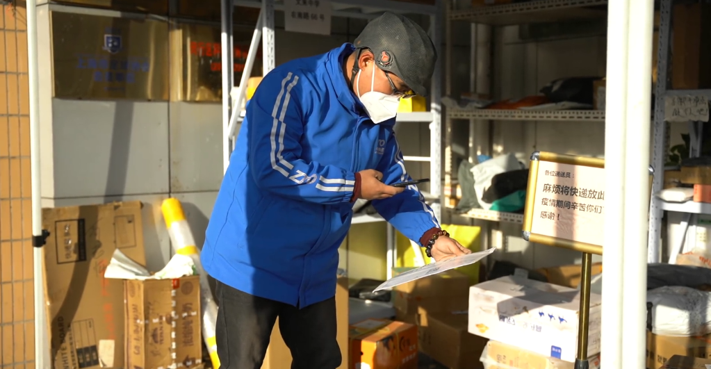 新华全媒+|订单多人手少 快递外卖行业“迎峰”保民生