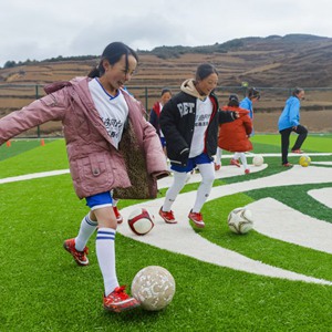 新华全媒+丨“玫瑰梦想球场”为大凉山女孩插上追梦翅膀