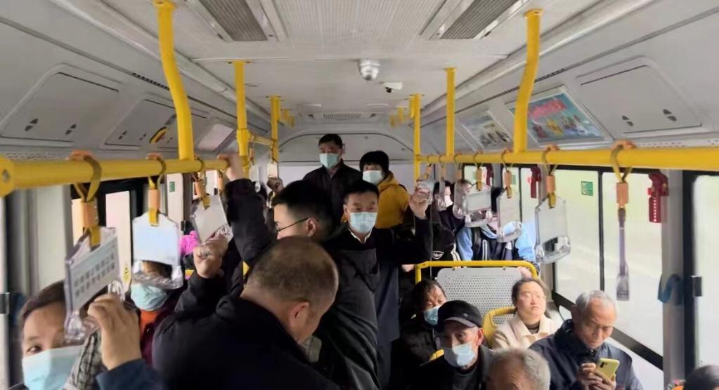 浙江衢州：公交车里听民声