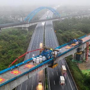 微信分享图 广湛铁路首座跨高速连续梁合龙