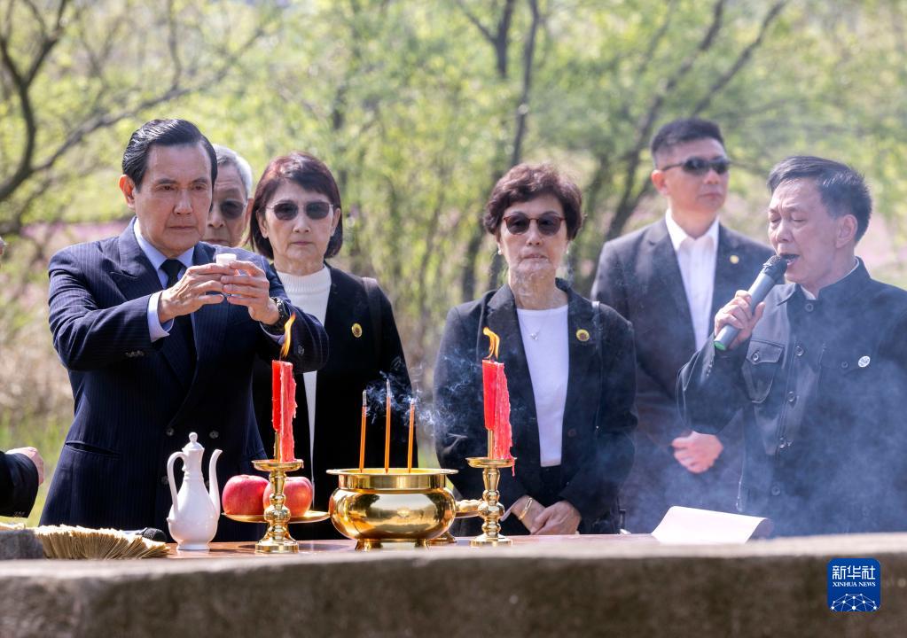马英九携家人在湖南祭祖 用当地方言回应乡亲“湘潭伢子回来了”