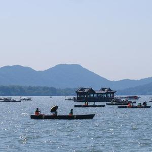 杭州西湖手划船违规营运引关注 涉事船工被取消西湖水域从业资格