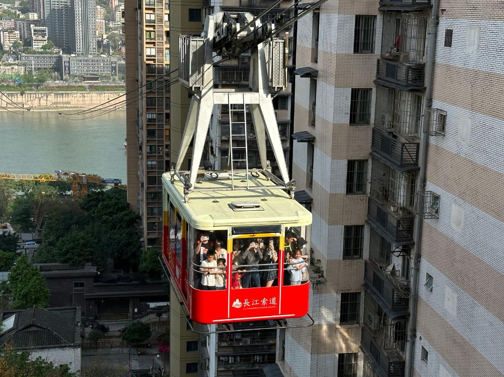 为了方便游客打卡，重庆让出一座跨江大桥