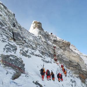 中国科考队再次登顶珠峰开展科学考察