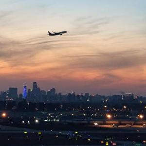 夜空中，一条航线见证复苏新前景