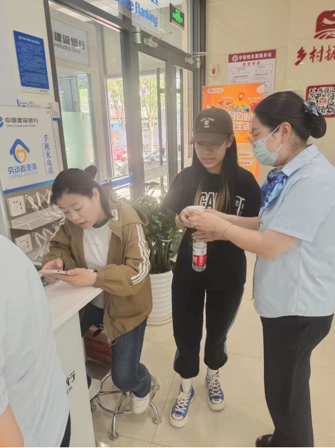 建行承德丰宁支行开展“助考生逐梦美好未来”公益活动