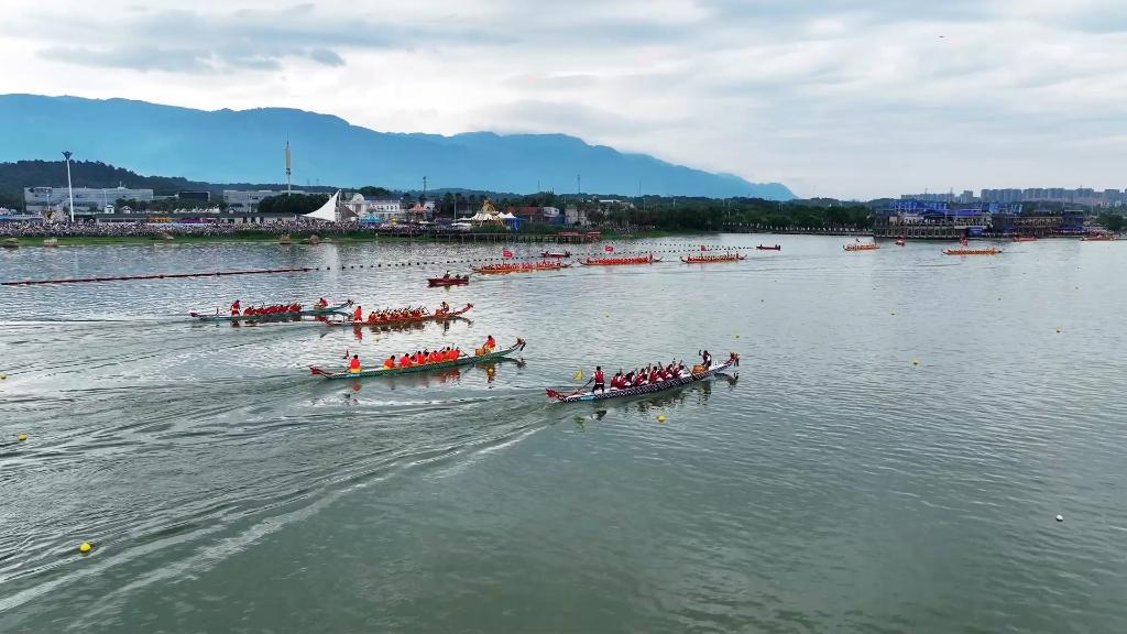端午临近，他们在擂鼓声中“乘风破浪”