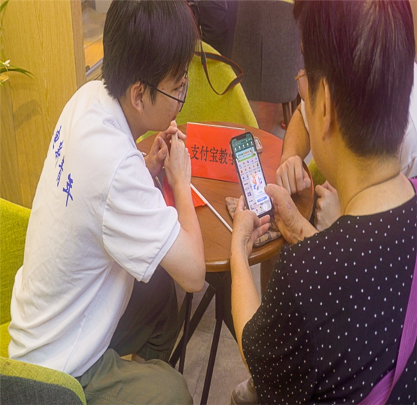 浙江机电职业技术学院暑期社会实践队“爱老助老”庆七一