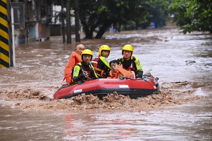 强降雨导致四川46.1万人受灾 重庆多条河流出现超警超保洪水