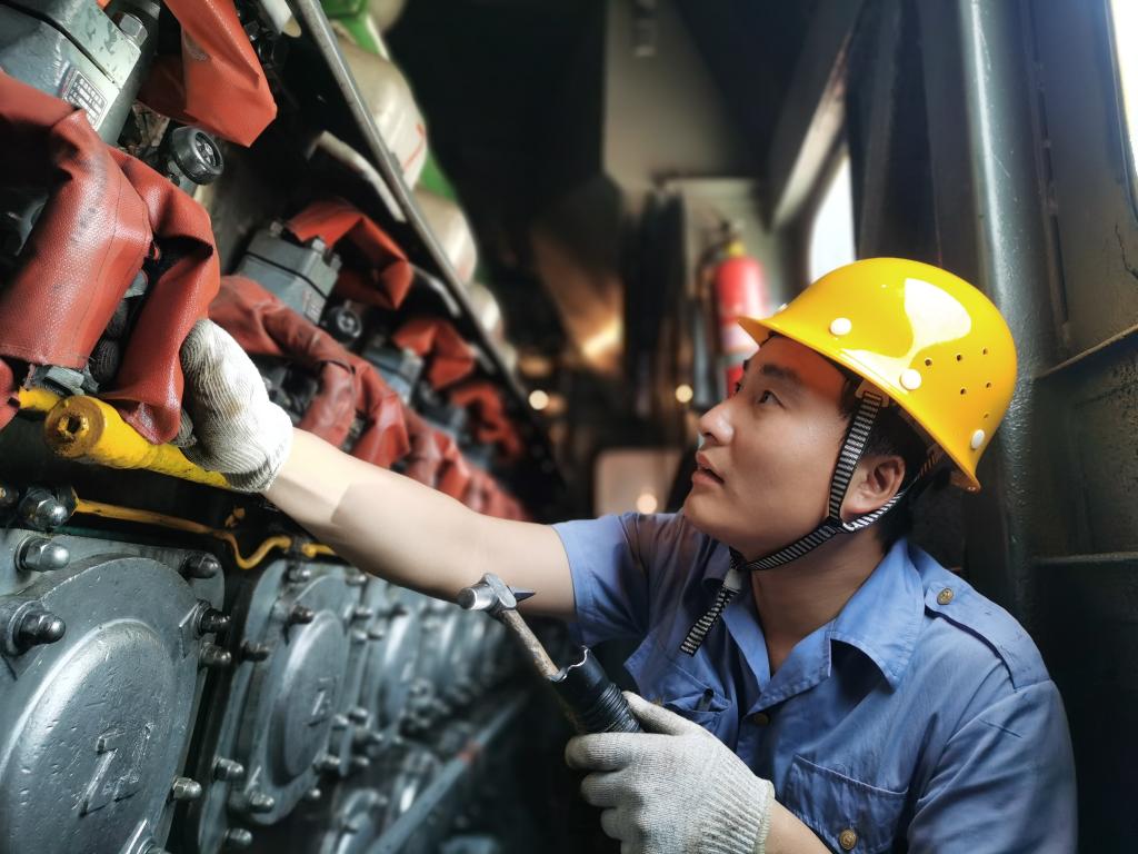 不畏“温度” 只为“速度”——暑热下的机车“体检师”
