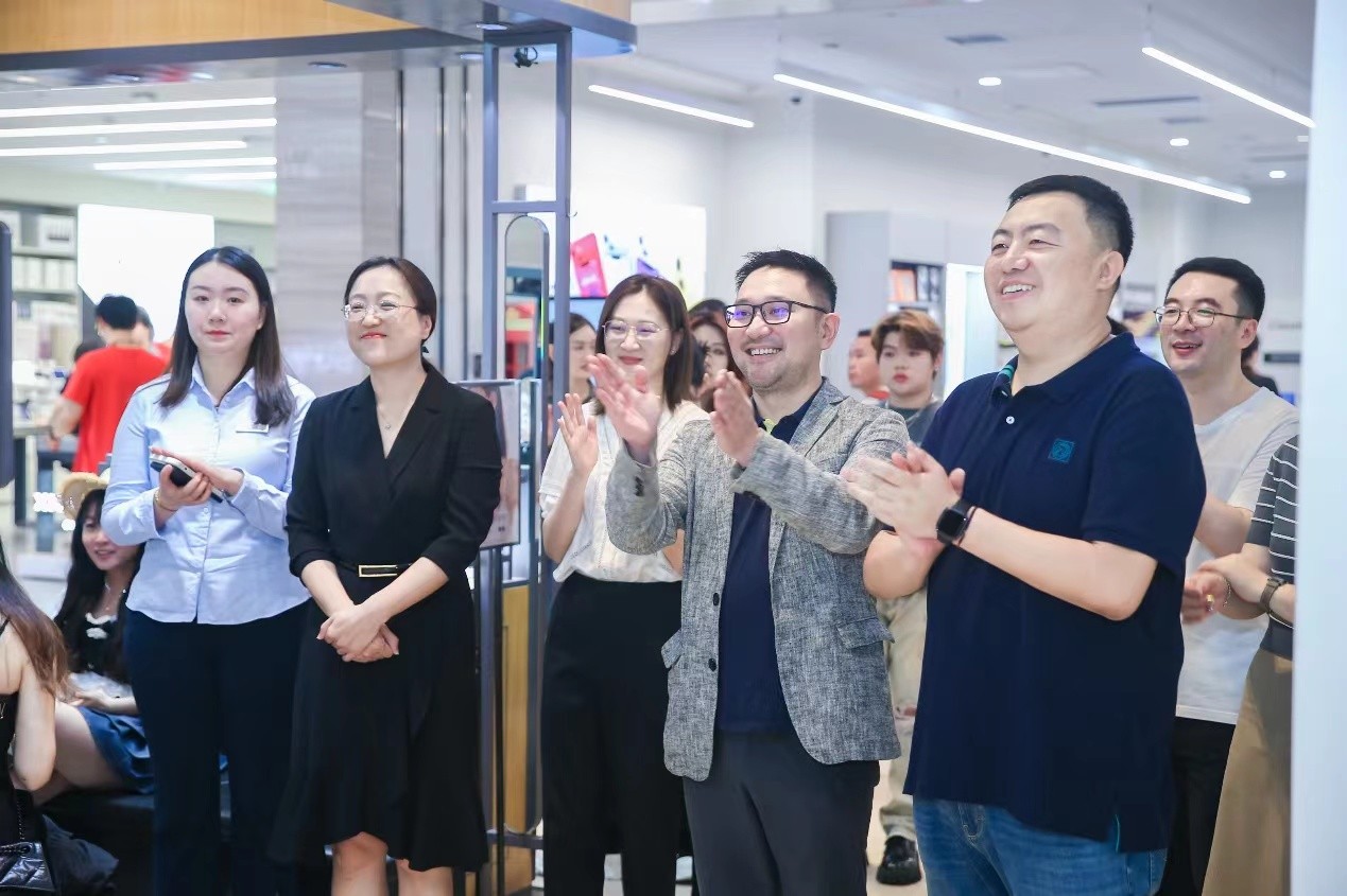 荣耀LIFE店首登郑州，智慧门店空间释放震撼感官体验