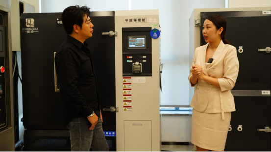 国际钢琴大师郎朗探厂，点赞光明园迪儿童学习桌椅