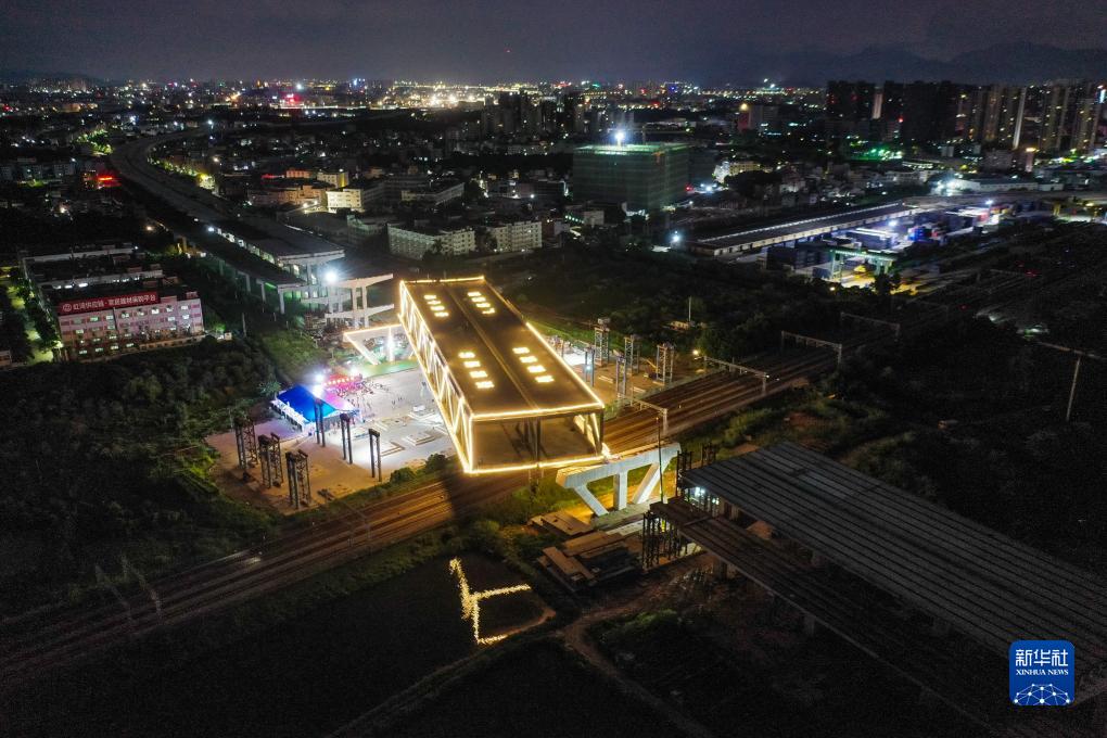我国首座转体双层公路桥成功跨越运营铁路