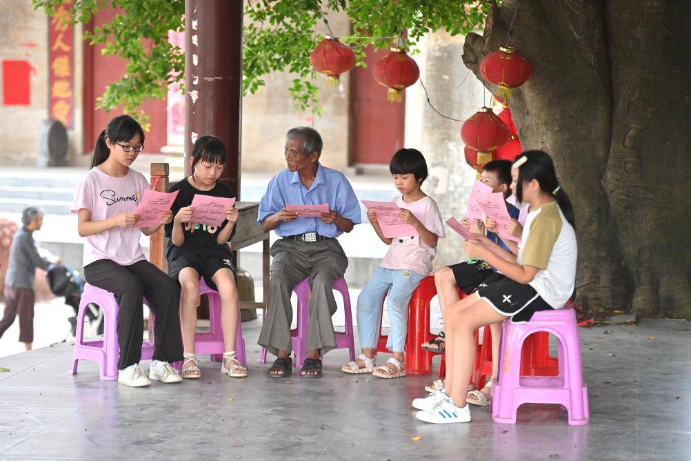 一曲歌 一辈子 一生情——七旬退休教师的文化坚守与传承