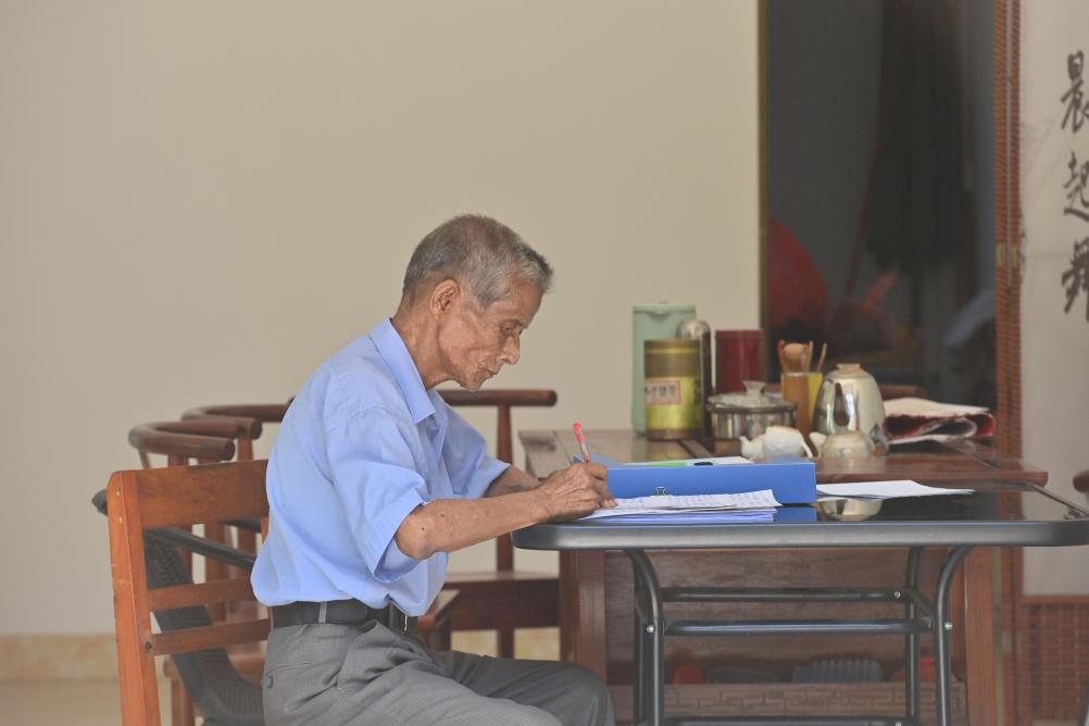 一曲歌 一辈子 一生情——七旬退休教师的文化坚守与传承