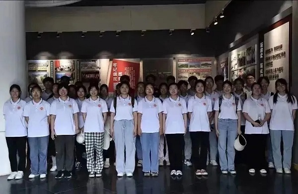 “健康驿站”实践团开展“青春助力乡村兴、‘一站’服务健康行”三下乡实践活动