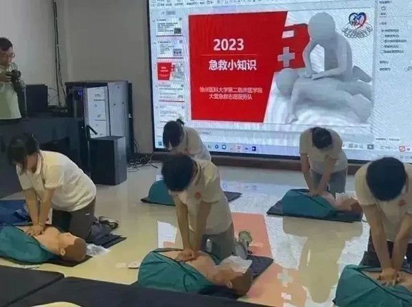 “健康驿站”实践团开展“青春助力乡村兴、‘一站’服务健康行”三下乡实践活动