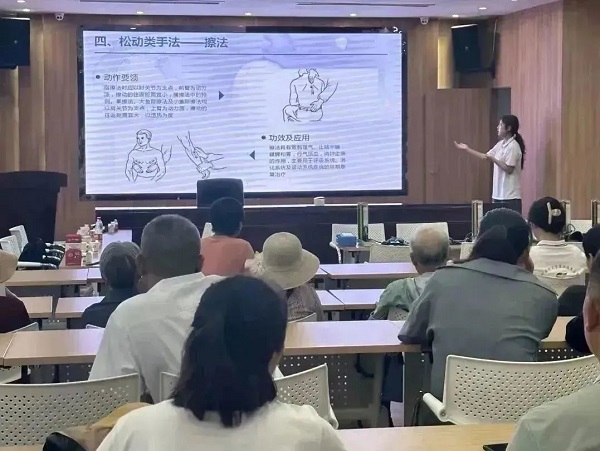 “健康驿站”实践团开展“青春助力乡村兴、‘一站’服务健康行”三下乡实践活动