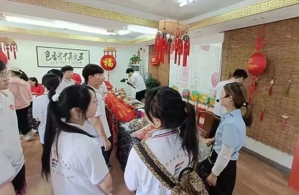 “健康驿站”实践团开展“青春助力乡村兴、‘一站’服务健康行”三下乡实践活动