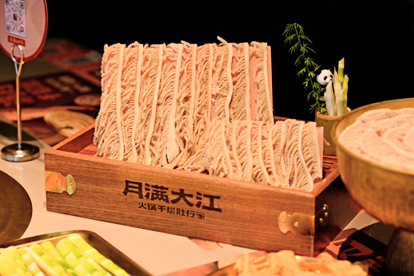 12小时内销售千层肚最多！月满大江创火锅新世界纪录