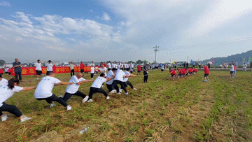 追光丨庄稼汉变身“运动员” “村运会”趣味比赛迎丰收