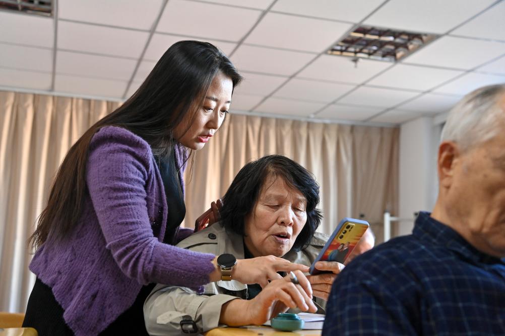这门给老年人讲了7年的“手机课”，为何越来越火？