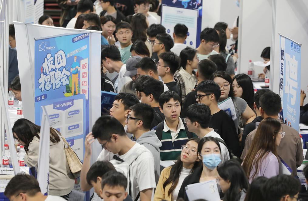年轻人悄然转向制造业：就业新趋势折射产业新动向
