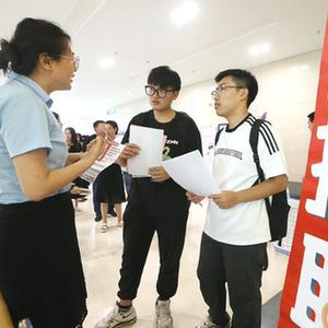 年轻人悄然转向制造业：就业新趋势折射产业新动向
