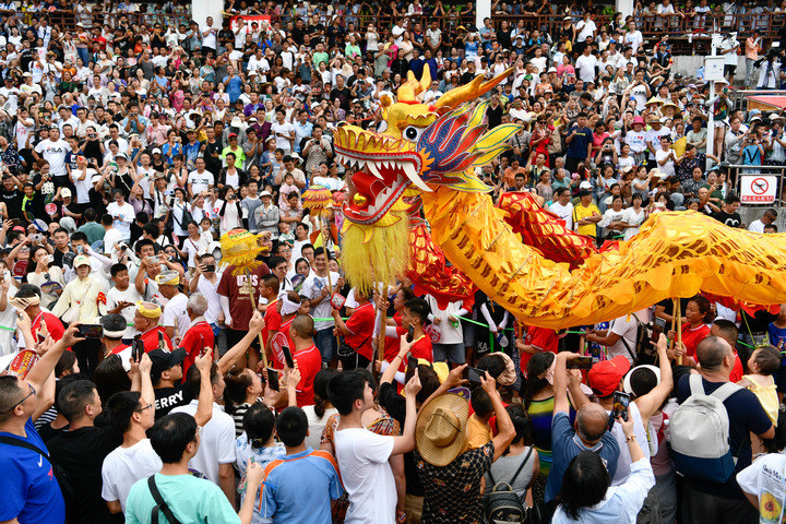 追光丨“村超”火“尔滨”红 这个冬天从南到北热气腾腾