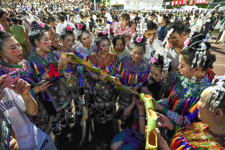 追光丨“村超”火“尔滨”红 这个冬天从南到北热气腾腾