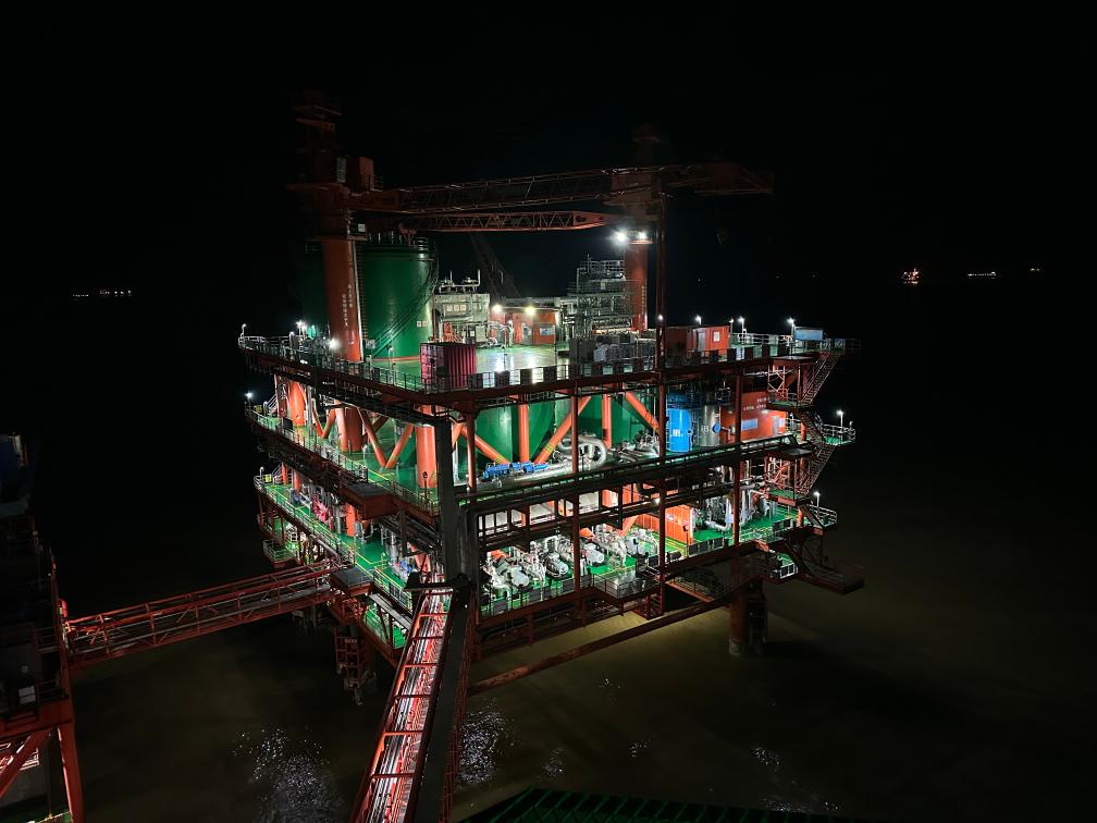 新春走基层丨小平台也是大舞台——夜宿海上采油平台见闻