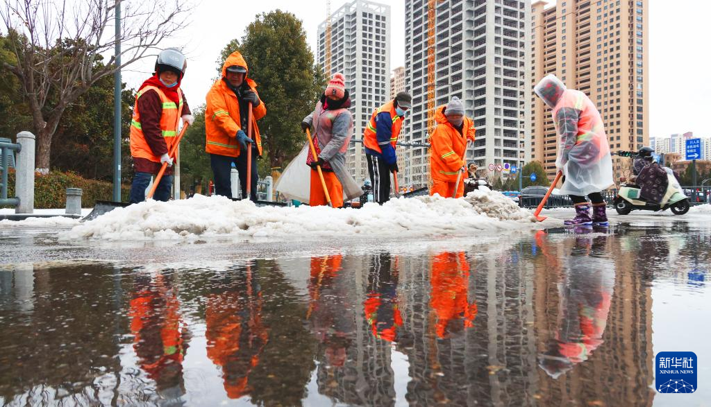 春运“后半程”遭遇冰雪 多地多部门全力应对