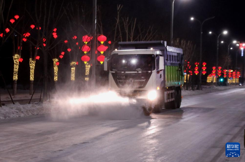 春运“后半程”遭遇冰雪 多地多部门全力应对