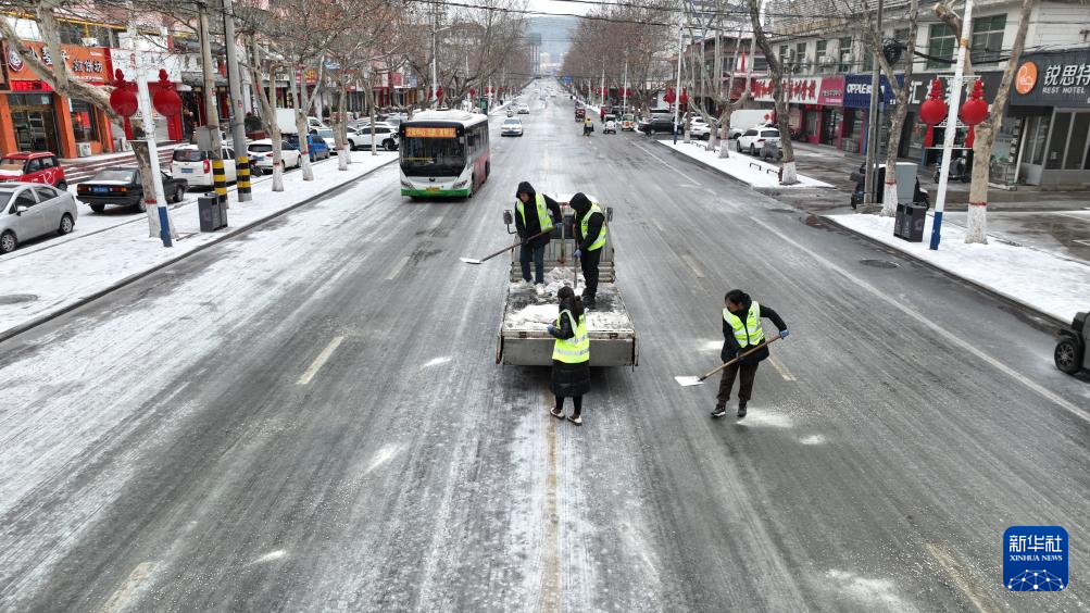 春运“后半程”遭遇冰雪 多地多部门全力应对