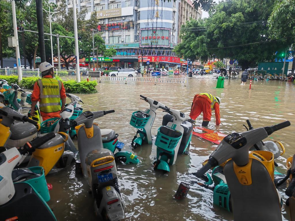 强降雨致广西南宁多处内涝 多部门全力救援
