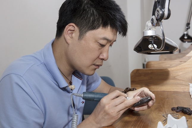非遗传承人郑升帅：赋予古老琥珀全新生命力