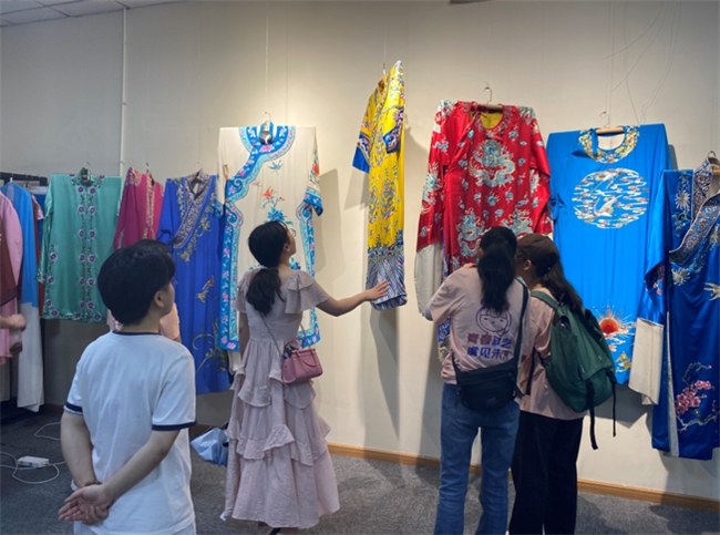 续传承，绣新篇：“虞你mini绣戏服”实践团深入戏服制作公司开展调研