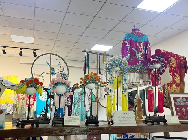 续传承，绣新篇：“虞你mini绣戏服”实践团深入戏服制作公司开展调研