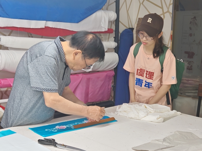 续传承，绣新篇：“虞你mini绣戏服”实践团深入戏服制作公司开展调研