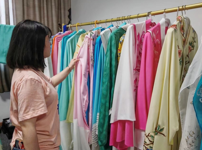 续传承，绣新篇：“虞你mini绣戏服”实践团深入戏服制作公司开展调研