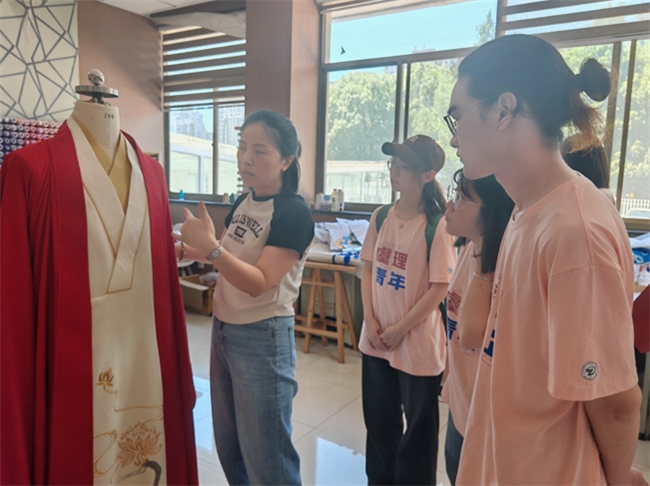续传承，绣新篇：“虞你mini绣戏服”实践团深入戏服制作公司开展调研