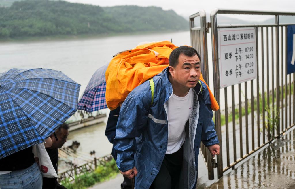 长江上的暖心“水上公交”