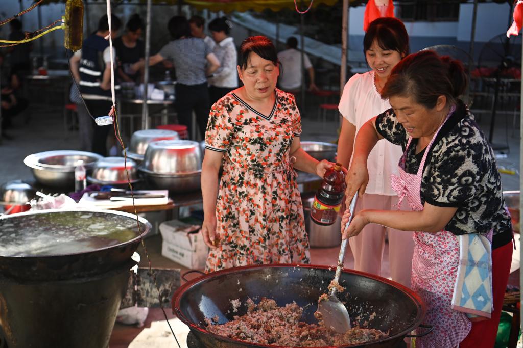 搜救现场，他们自发支起大灶台小饭桌