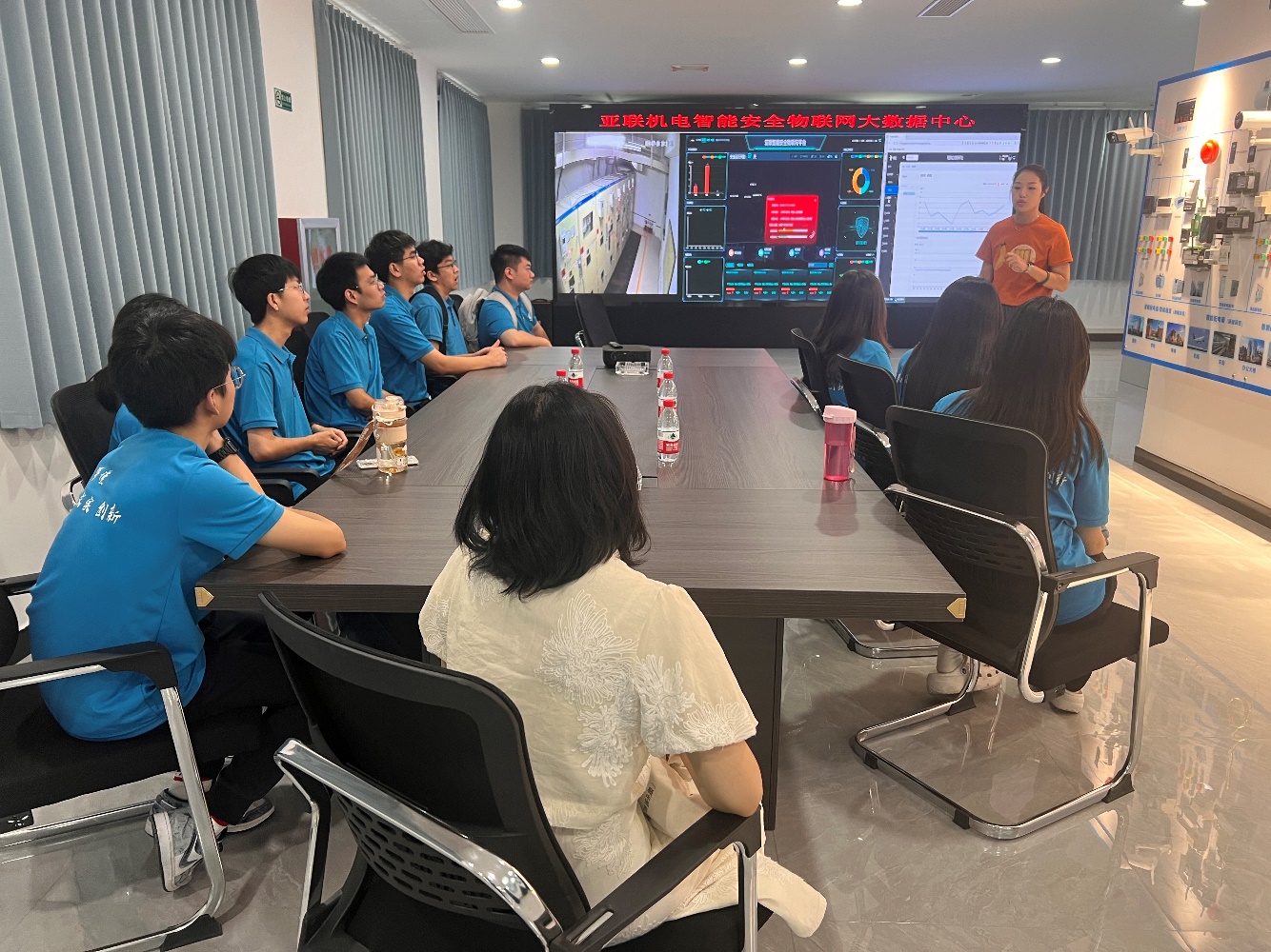 华北水利水电大学“智网知行”专业行业调研团开展智慧电力探秘之旅
