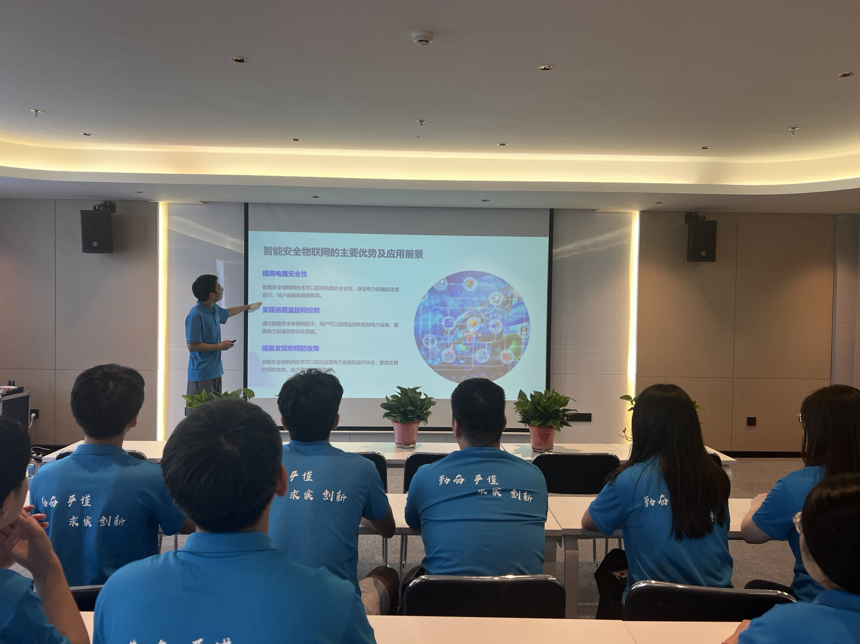 华北水利水电大学“智网知行”专业行业调研团开展智慧电力探秘之旅