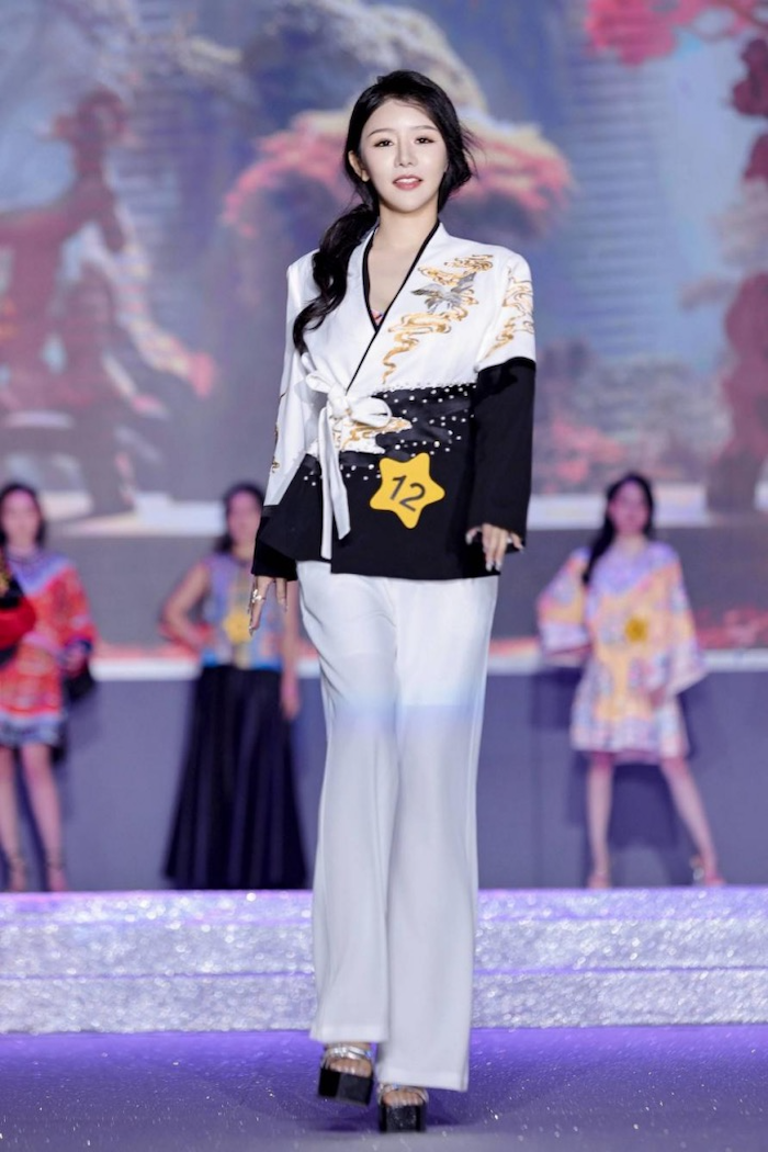 李思萱（艾比里）获得47届世界环球小姐深圳市冠军