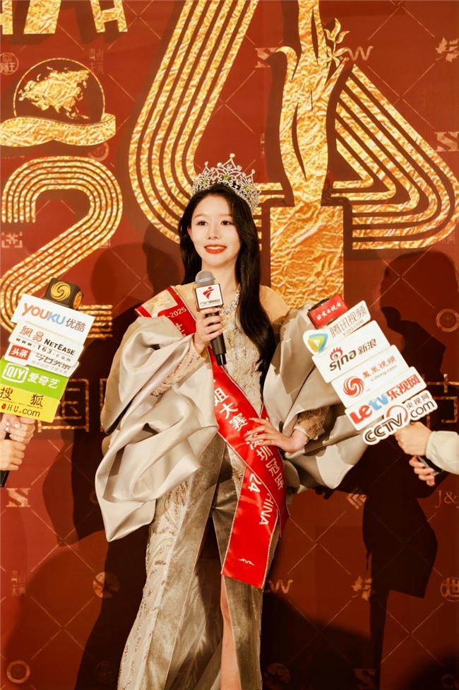李思萱（艾比里）获得47届世界环球小姐深圳市冠军