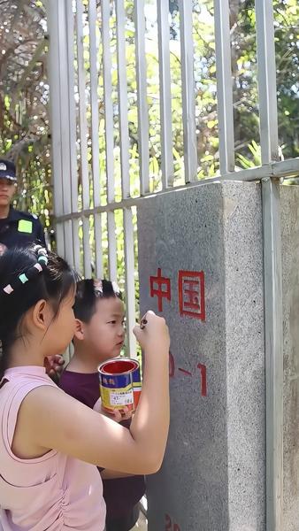 云南姐弟俩跟随戍边民警巡边 6岁弟弟亲吻界碑